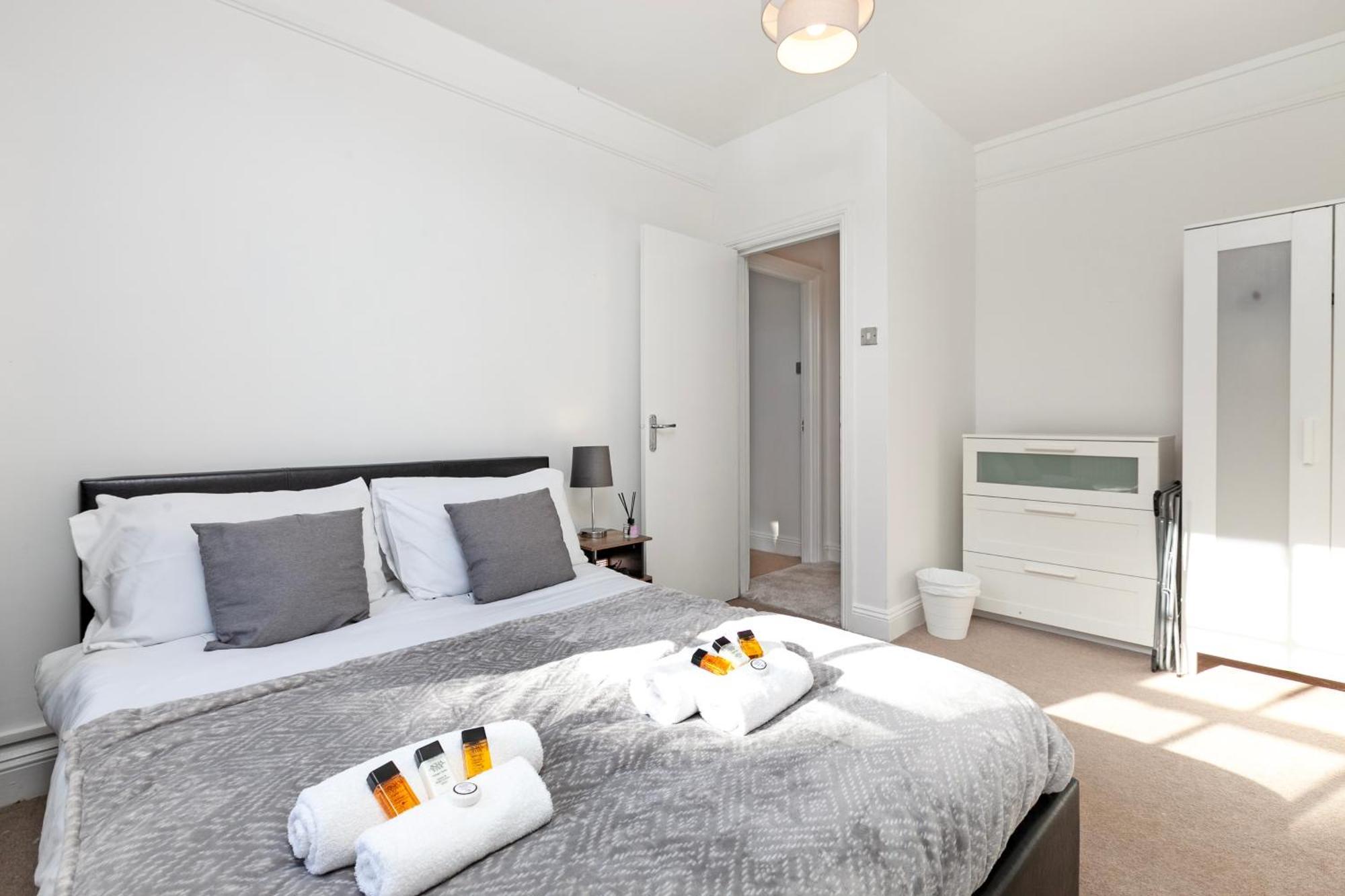 Beautiful 3 Bedroom Flat In Scott Ellis Gardens ロンドン エクステリア 写真