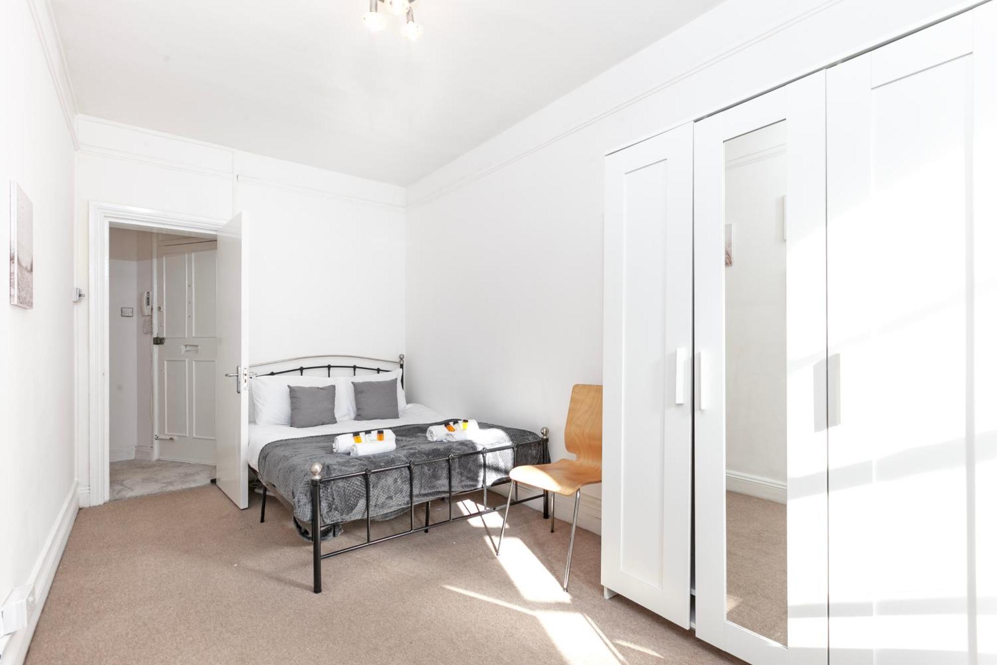 Beautiful 3 Bedroom Flat In Scott Ellis Gardens ロンドン エクステリア 写真